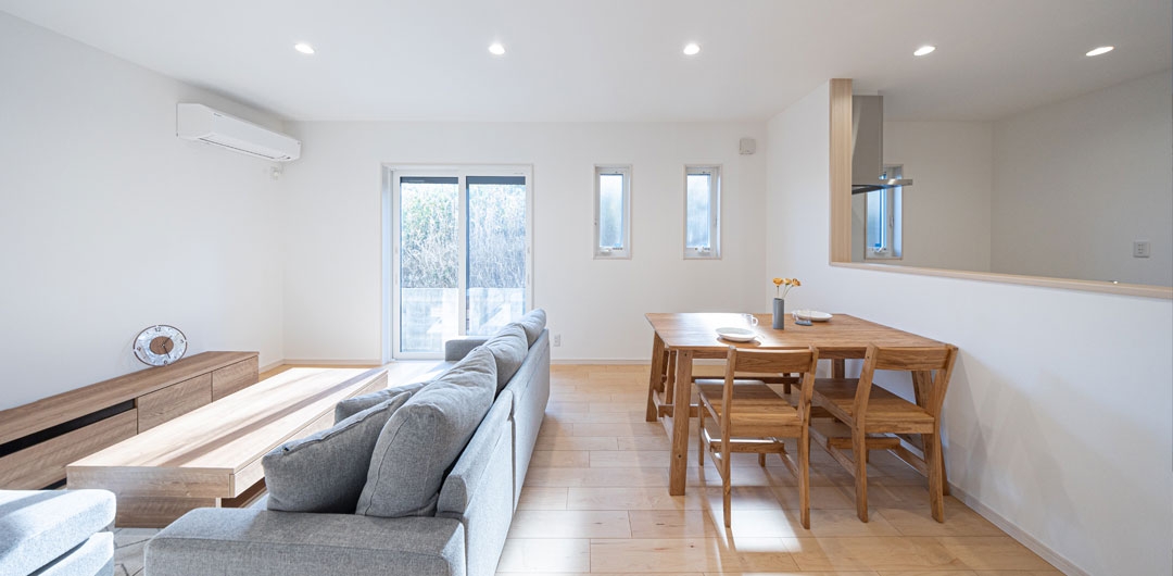 キッチンと階段が一体になったLDK全体。直線的な動線が特徴の空間。